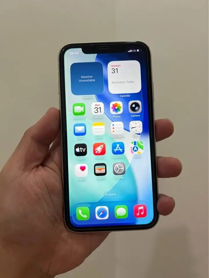 I phone 11 (Category: iPhone 11 Series) located in Manila. Submitted by silvereagle.923e5d (Listing ID 1459919522, Image 3). Description: MOP: GCASH MOD: LBC RFS: school funds..