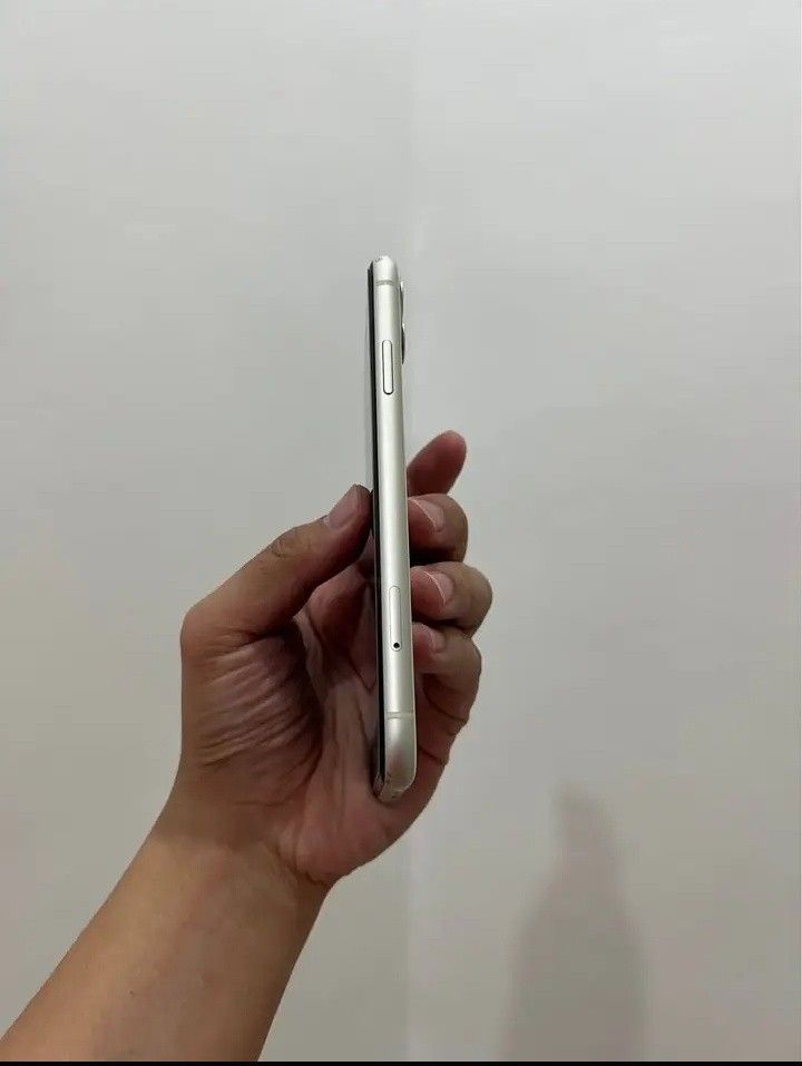 I phone 11 (Category: iPhone 11 Series) located in Manila. Submitted by silvereagle.923e5d (Listing ID 1459919522, Image 2). Description: MOP: GCASH MOD: LBC RFS: school funds..