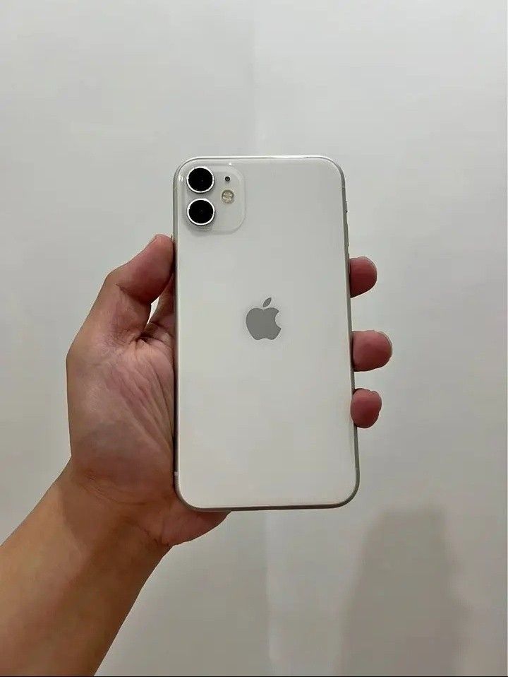 I phone 11 (Category: iPhone 11 Series) located in Manila. Submitted by silvereagle.923e5d (Listing ID 1459919522, Image 1). Description: MOP: GCASH MOD: LBC RFS: school funds..