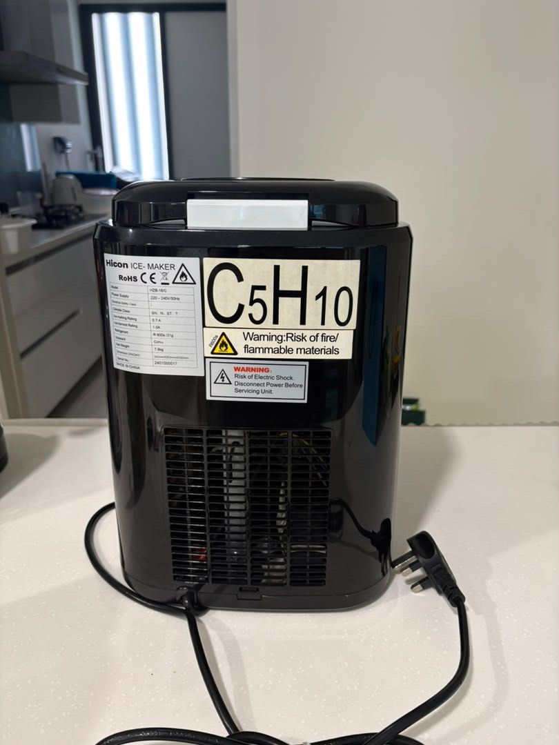 Ice maker machine (Category: Cookware & Accessories) located in Kuala Lumpur. Submitted by che998750501 (Listing ID 1460048346, Image 2). Description: Used less than a months. Bought a Ice water purifier, so selling it ! .