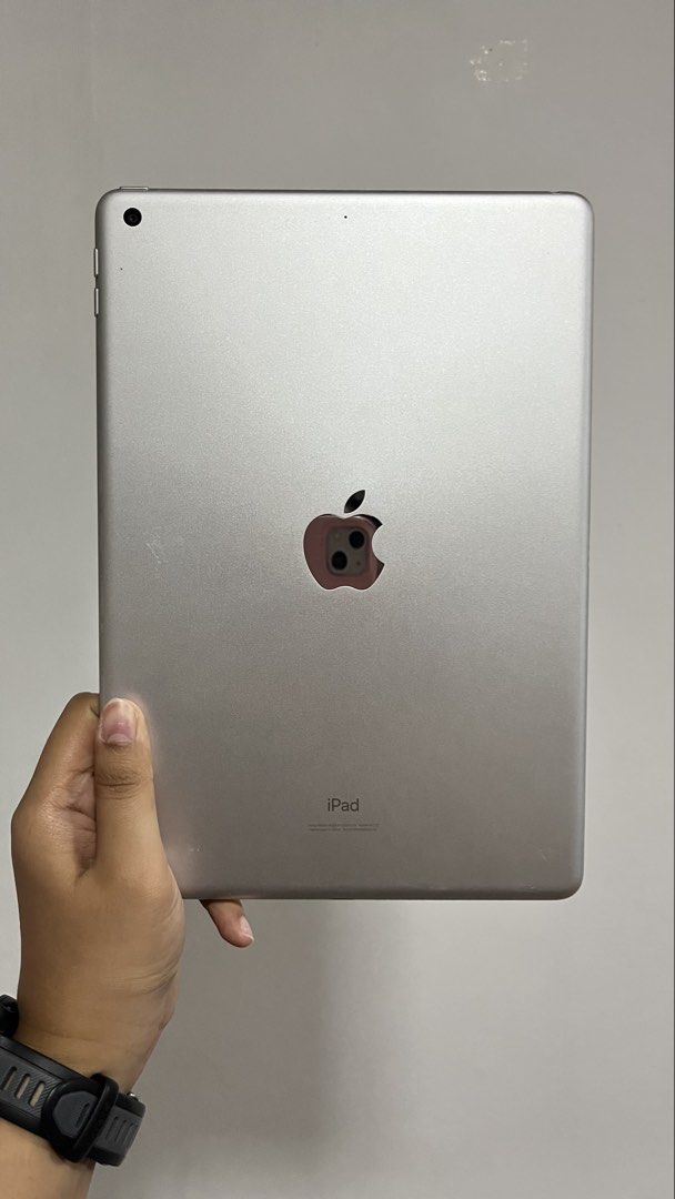 iPad 8th Gen 128GB (Category: iPad) located in Cainta. Submitted by jar527 (Listing ID 1460064042, Image 2). Description: iPad 8th Gen 128GB Lady Owned Silver With minor scratches but barely noticeable No history of repairs No charger, no box .