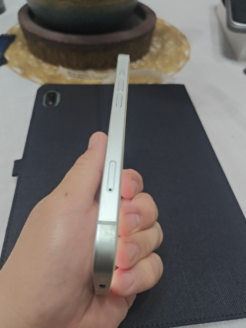 iphone 16e 100bh 25cc (Category: Laptops & Notebooks) located in Quezon City. Submitted by olxph_560877595 (Listing ID 1460014573, Image 3). Description: ip16e 128gb white very good condition 100 bat health, only 25cycle count with original box no issues no sim restrictions sticker protected sides screen protector installed for pick up QC near AbsCbn.