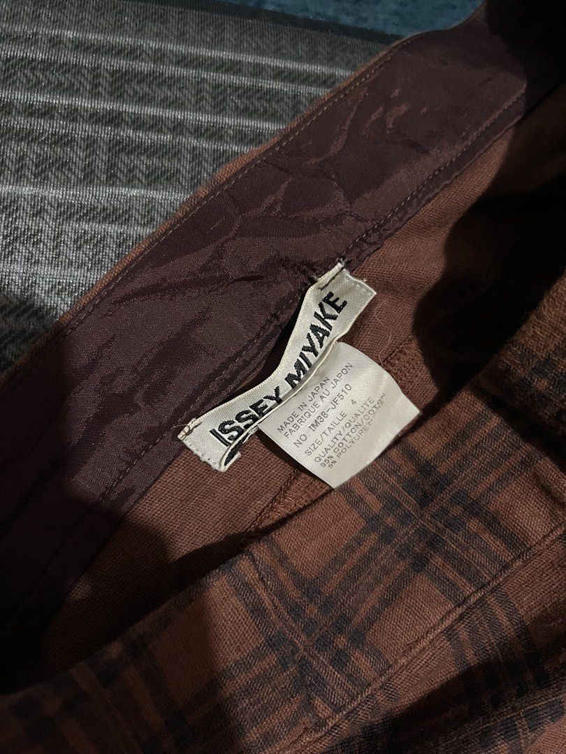 ISSEY MIYAKE Checkered flared Pants (Category: Jeans) located in Davao. Submitted by rel18 (Listing ID 1459963409, Image 3). Description: ISSEY MIYAKE ORIG GOOD CONDITION WAISTLINE : 29-30 Length : 39 Leg opening 9 .