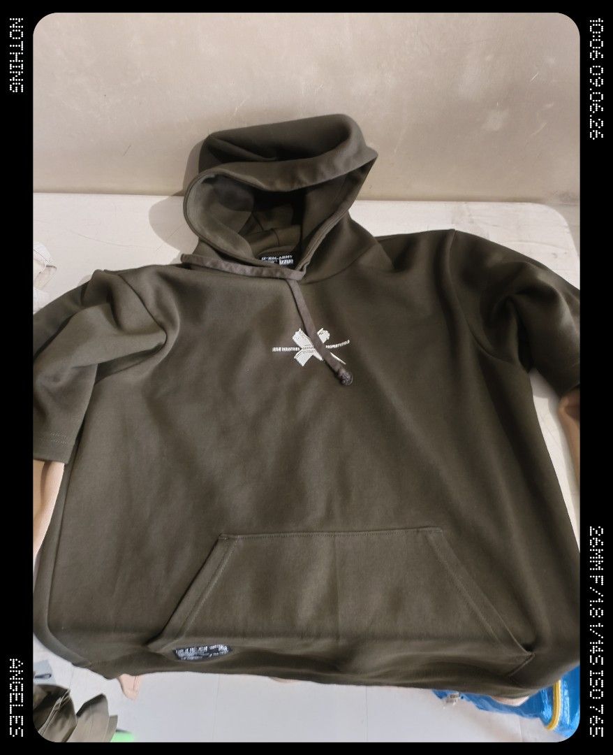 IZZUE x ARMY Hoodie (Category: Coats, Jackets and Outerwear) located in Angeles City. Submitted by poweredbyrice (Listing ID 1459915938, Image 2). Description: IZZUE x ARMY Hoodie size M Angeles location no issue decluttering.