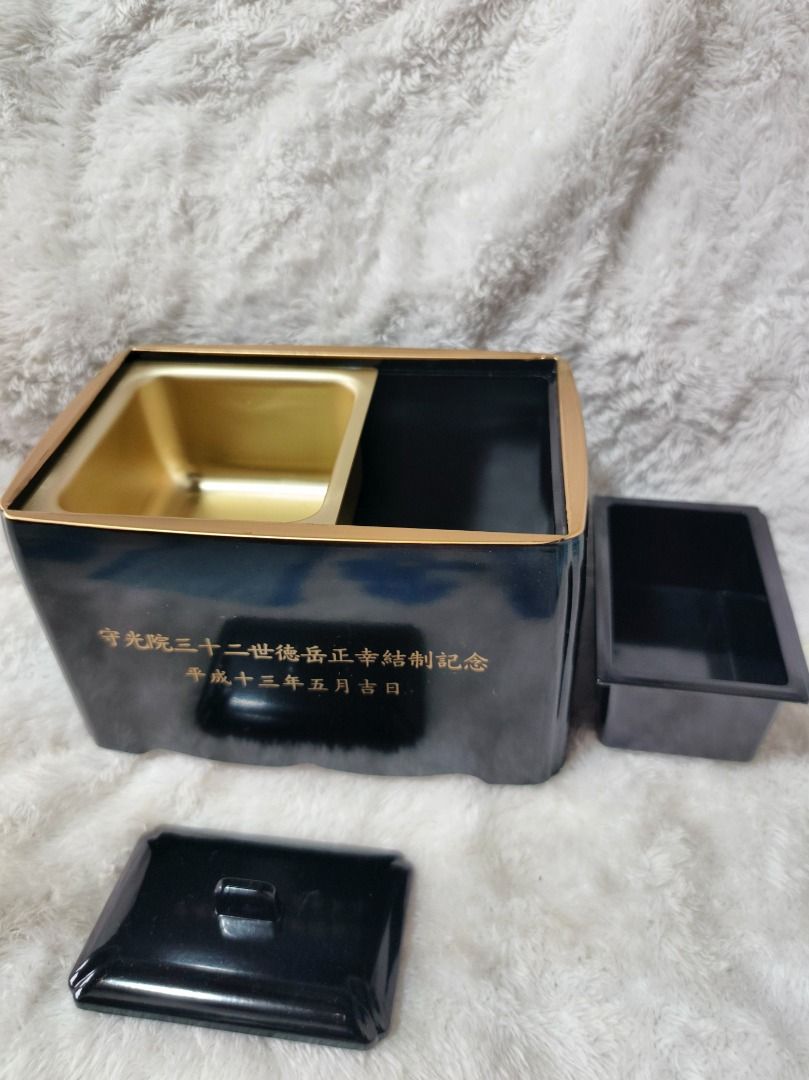 Japanese Commemorative Black & Gold Container Set (Category: Other Home Decor) located in San Leonardo. Submitted by burgossanleonardo.12345 (Listing ID 1460102351, Image 2). Description: - Stylish black and gold container set - Features elegant Japanese writing, possibly commemorative - Set includes: main box, gold insert, black insert with dividers, and a lid - Ideal for organizing small trinkets, jewelry, or craft supplies - Doubles as a beaut