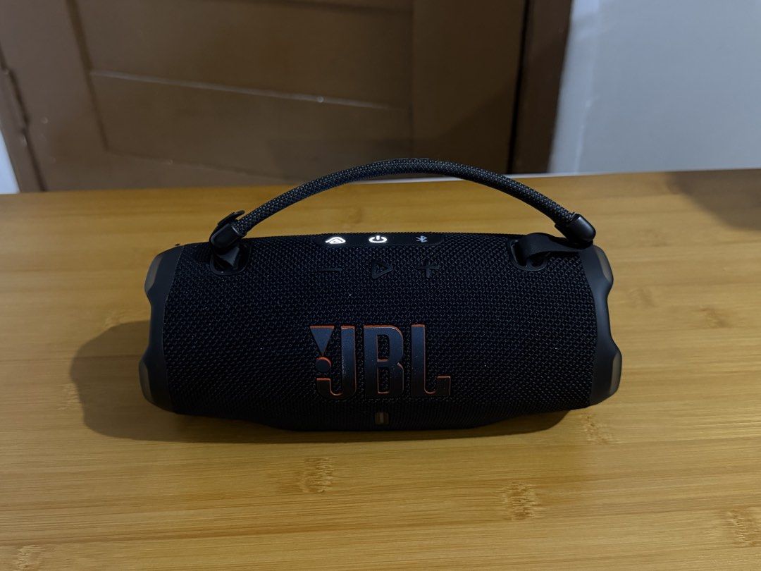 JBL Charge 6 Speaker (Category: Soundbars, Speakers & Amplifiers) located in Quezon City. Submitted by sky-the-great (Listing ID 1460071468, Image 3). Description: JBL Charge 6 Speaker Mall price: 11k Selling price: 5.8k only Used Color black Minor flaw sa strap sa isang side na tanggal but nabibitbit parin. Overall still in great condition 📍 Quezon City.