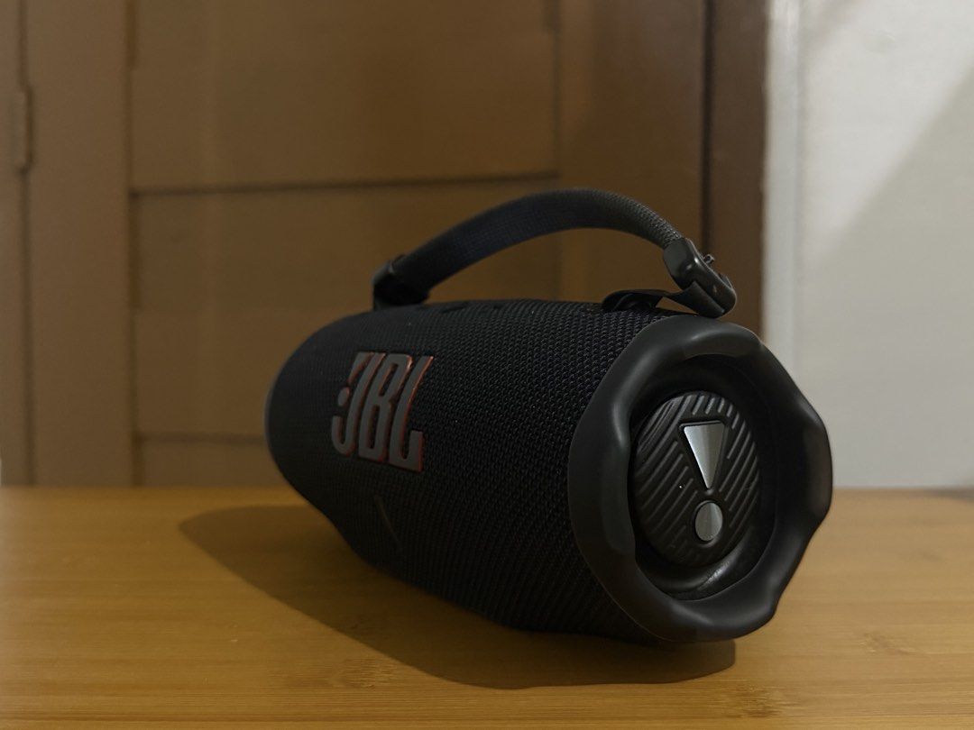 JBL Charge 6 Speaker (Category: Soundbars, Speakers & Amplifiers) located in Quezon City. Submitted by sky-the-great (Listing ID 1460071468, Image 2). Description: JBL Charge 6 Speaker Mall price: 11k Selling price: 5.8k only Used Color black Minor flaw sa strap sa isang side na tanggal but nabibitbit parin. Overall still in great condition 📍 Quezon City.