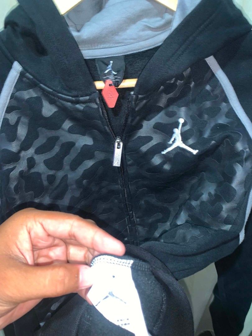JD (Category: Coats, Jackets and Outerwear) located in Manila. Submitted by lowithrift_6100 (Listing ID 1460092047, Image 3). Description: NO ISSUE.