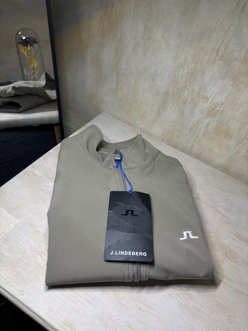 j.lindeberg LINA SOFT SHELL SLEEVELESS GOLF JACKET (Category: Sleeveless) located in Cabuyao City. Submitted by pormanation-thrift-store (Listing ID 1459988467, Image 3). Description: J.LINDEBERG LINA SOFT SHELL SLEEVELESS GOLF JACKET Condition: LIKE NEW WITH HANGTAG Color rate: 10/10 (PWEDE SA MASELAN) Size: XS Dimes: 16”Wx24”L Issue: REMOVE MAIN TAG‼️ Price: 2200.