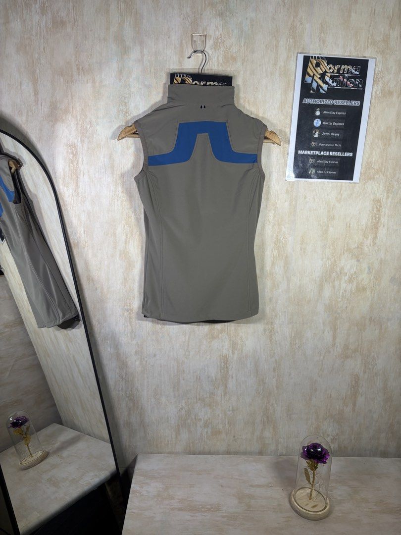 j.lindeberg LINA SOFT SHELL SLEEVELESS GOLF JACKET (Category: Sleeveless) located in Cabuyao City. Submitted by pormanation-thrift-store (Listing ID 1459988467, Image 1). Description: J.LINDEBERG LINA SOFT SHELL SLEEVELESS GOLF JACKET Condition: LIKE NEW WITH HANGTAG Color rate: 10/10 (PWEDE SA MASELAN) Size: XS Dimes: 16”Wx24”L Issue: REMOVE MAIN TAG‼️ Price: 2200.