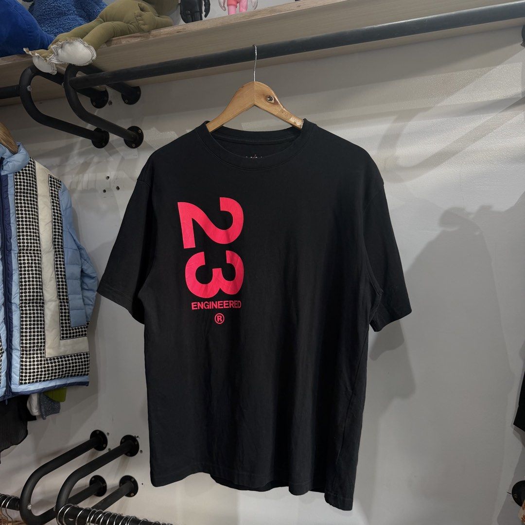 Jordan 23 Engineered short-sleeve t-shirt (Category: Formal Shirts) located in Bambang. Submitted by heats777 (Listing ID 1460086696, Image 2). Description: Excellent condition No issues Featuring a large red vertical “23” graphic on the front chest and small 23 on back Size: L oversized .