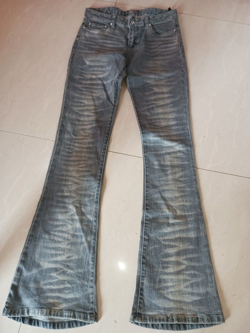 JOUER AUX ECHECS Flared Jeans Grey Wash (Category: Jeans) located in Jolo. Submitted by zah-zah (Listing ID 1459922204, Image 1). Description: - Grey wash flared jeans from JOUER AUX ECHECS - Distressed detailing on the front - Button and zip closure - Classic five-pocket styling - Significant flare at the bottom for a retro look.