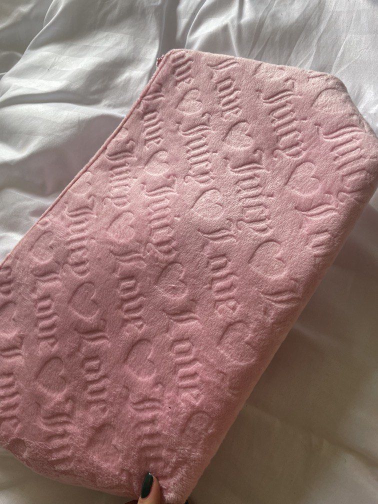 Juicy couture pouches vanity bag pink (Category: Purses & Pouches) located in Dinalupihan. Submitted by closetbymint (Listing ID 1459923486, Image 2). Description: .
