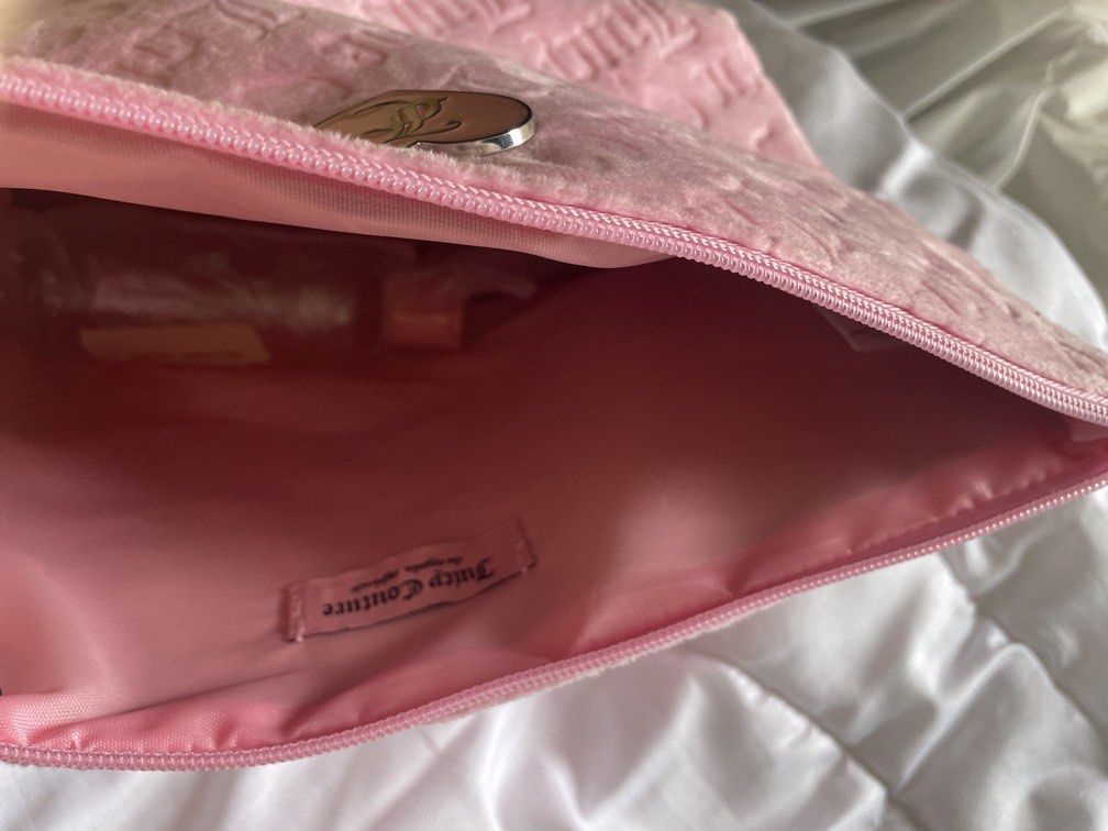 Juicy couture pouches vanity bag pink (Category: Purses & Pouches) located in Dinalupihan. Submitted by closetbymint (Listing ID 1459923486, Image 3). Description: .