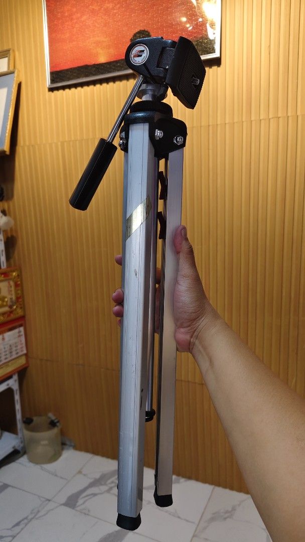 Kenko ST-60 Tripod with Pan Head (Category: Tripods & Monopods) located in Bulacan. Submitted by babz30261 (Listing ID 1460029525, Image 1). Description: - Kenko ST-60 Tripod - Lightweight aluminum legs - Includes pan head for easy adjustments - Suitable for photography and videography - Minor scuffs from normal use - Folds compactly for storage and transport.