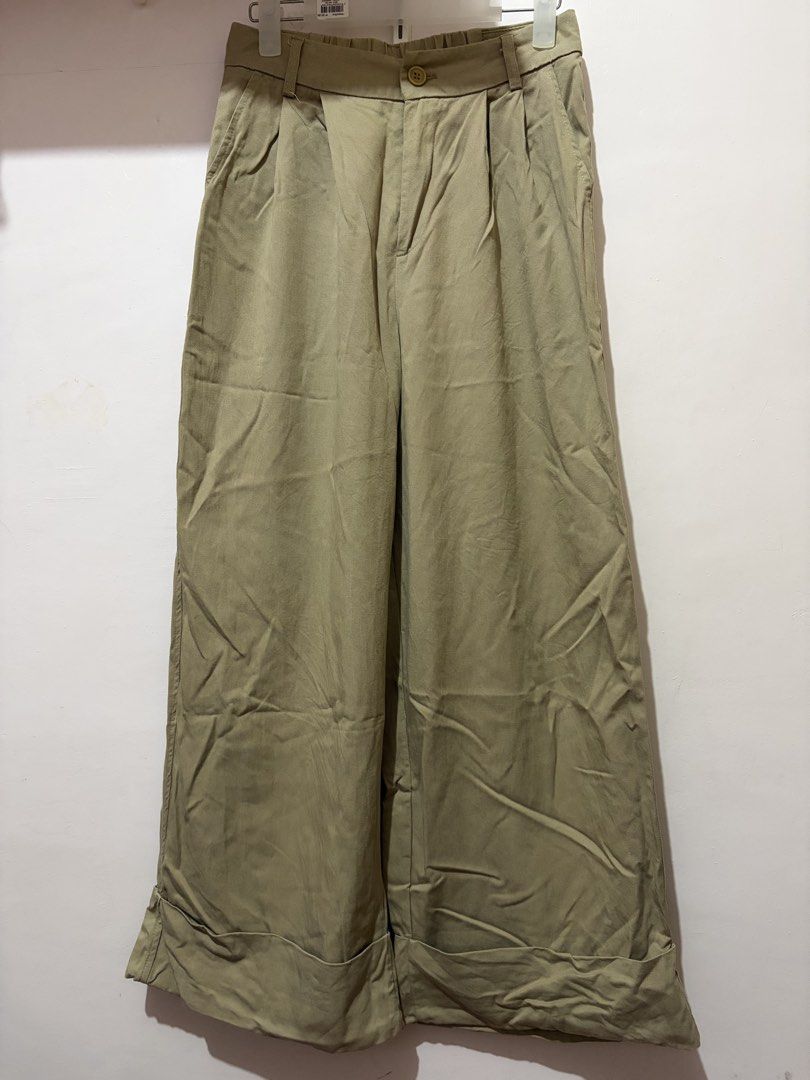 Khaki Wideleg Canvas Pants Cuffed Hem (Category: Other Bottoms) located in Tayug. Submitted by deklutter_ (Listing ID 1460057357, Image 1). Description: When worn sample uploaded Ganda irl, cotton canvas is the fabric Gartered back Waist 26-29 inches Length 38.5 in No issues ‼️Pls haggle responsibly. All items are priced according to their overall condition..