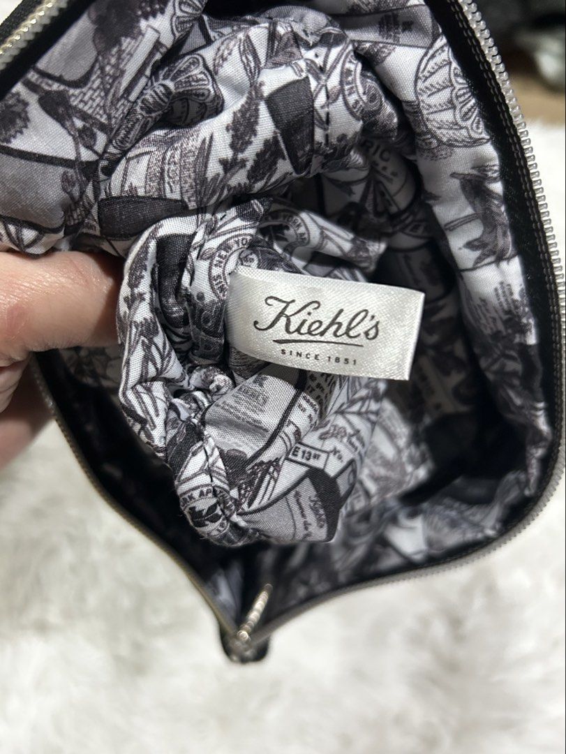 Kiehl’s Pouch (Category: Purses & Pouches) located in Pasig City. Submitted by minminreyn (Listing ID 1460084538, Image 2). Description: Like new Condition Big Pouch Cavite or Qc (meet up sa sunday) Jnt ,lalamove or bahala kayo anong delivery Service gusto niyo basta kayo po ang magbook Salamat po.