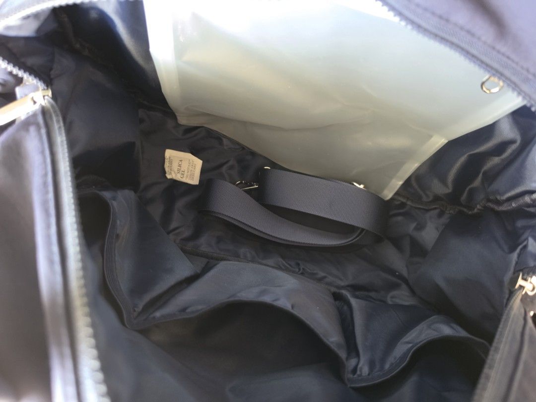 Kool Navy Blue Puffer Tote Bag (Category: Tote Bags) located in Manila. Submitted by leeeeei_tan (Listing ID 1459924299, Image 3). Description: - Navy blue Kool tote bag or sling bag - Multiple interior pockets for organization - Separate compartment for wet clothes - no issue - can fit up to 15" laptop - Ideal for everyday use or travel.