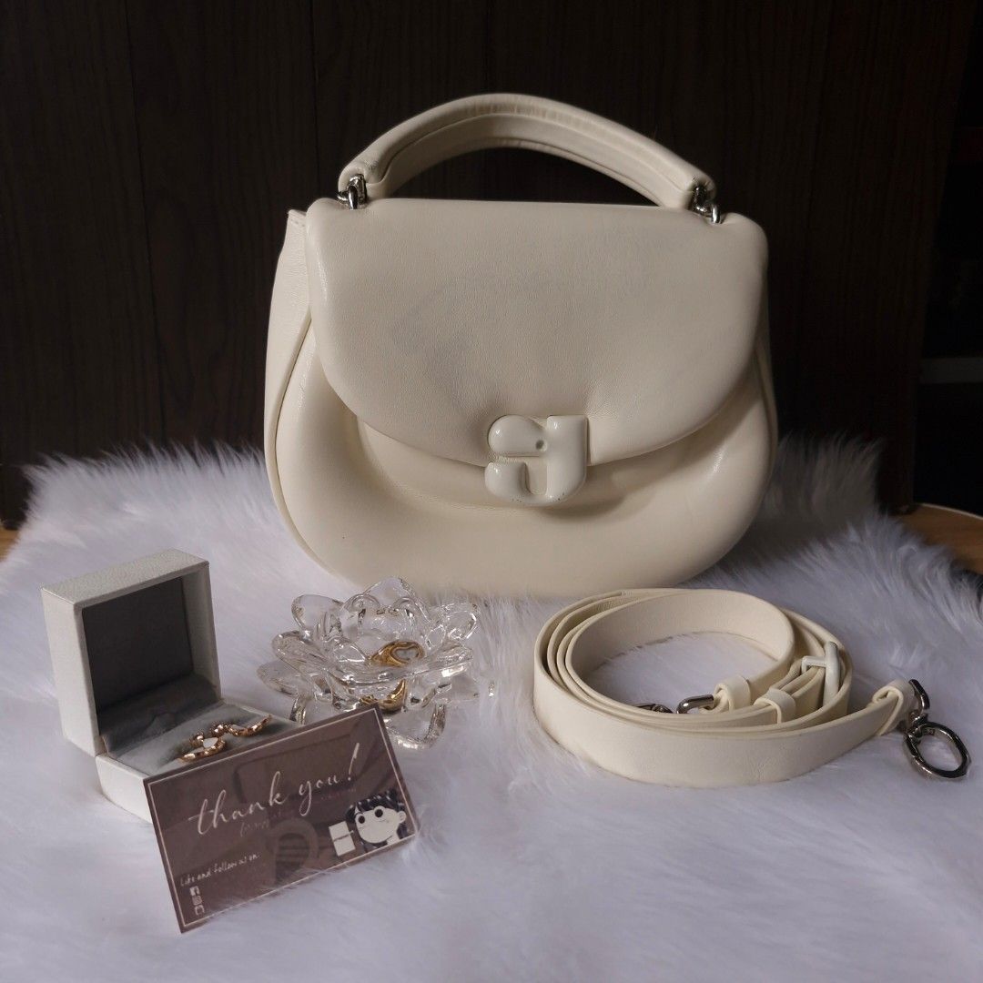 Kunogigi Bubble Sling Bag (Category: Cross-body Bags) located in San Jose del Monte. Submitted by krismafabiona (Listing ID 1460029015, Image 1). Description: ✨️KUNOGIGI SLING BAG✨️ for 🏷650php only 🏷Original Price: 14,850php 📌Details: - OG bag (China brand) - Soft leather (hard cover bag) - with adjustable strap (removable) - open pocket inside - magnetic clip lock - FLAW: color transfer at the back (pero hindi halata) 📌Mode of Payment: - Ba