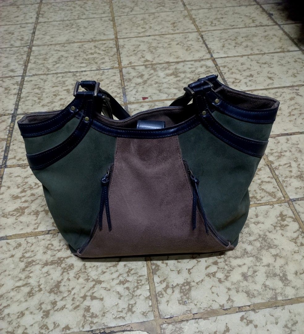 La Beaute Suede Shoulder Bag (Category: Shoulder Bags) located in Aguinaldo. Submitted by baguioukayukay2600 (Listing ID 1459992321, Image 2). Description: .
