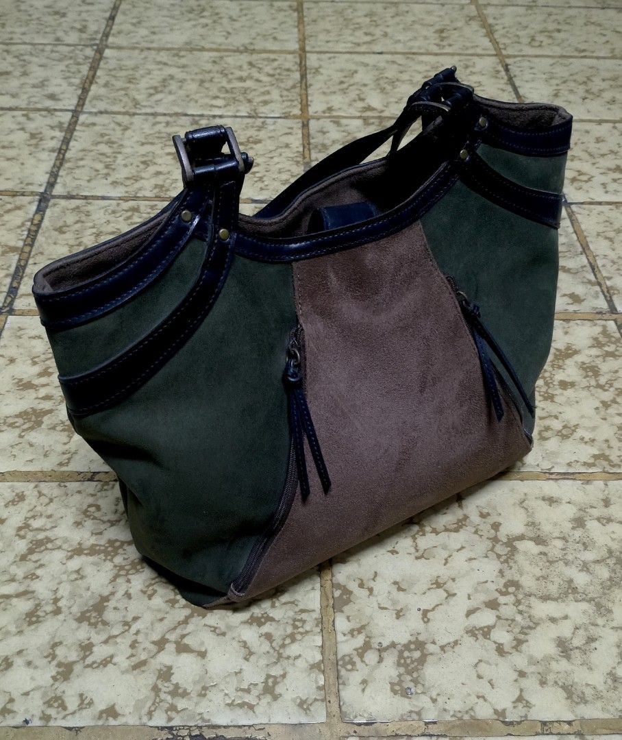 La Beaute Suede Shoulder Bag (Category: Shoulder Bags) located in Aguinaldo. Submitted by baguioukayukay2600 (Listing ID 1459992321, Image 1). Description: .