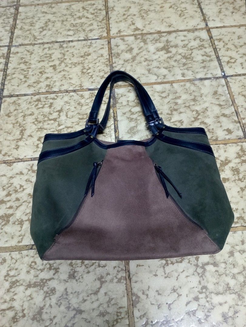 La Beaute Suede Shoulder Bag (Category: Shoulder Bags) located in Aguinaldo. Submitted by baguioukayukay2600 (Listing ID 1459992321, Image 3). Description: .