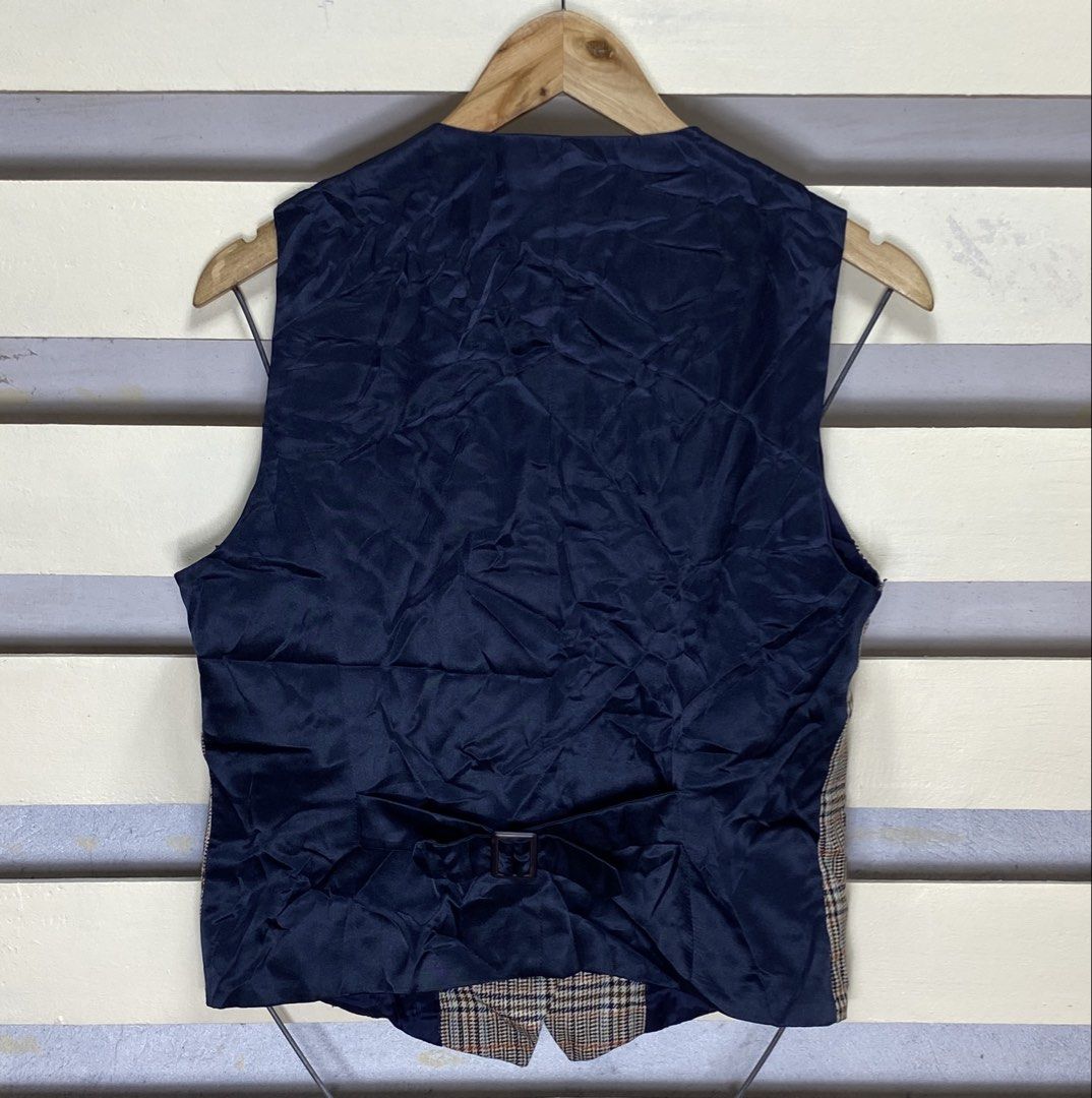 Lacoste chalico/vest (Category: Vests) located in Surigao. Submitted by ricsons (Listing ID 1458688348, Image 2). Description: 18x22 dimension With adjuster sa back 9.8/10 color rate No issue .