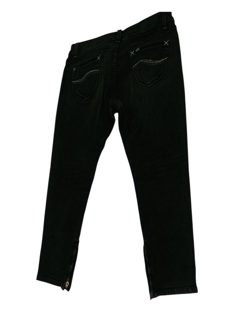 Lee jeans (Category: Jeans) located in Las Pinas. Submitted by mixshoppe (Listing ID 1460043429, Image 2). Description: low waist Lee Jeans size 32.