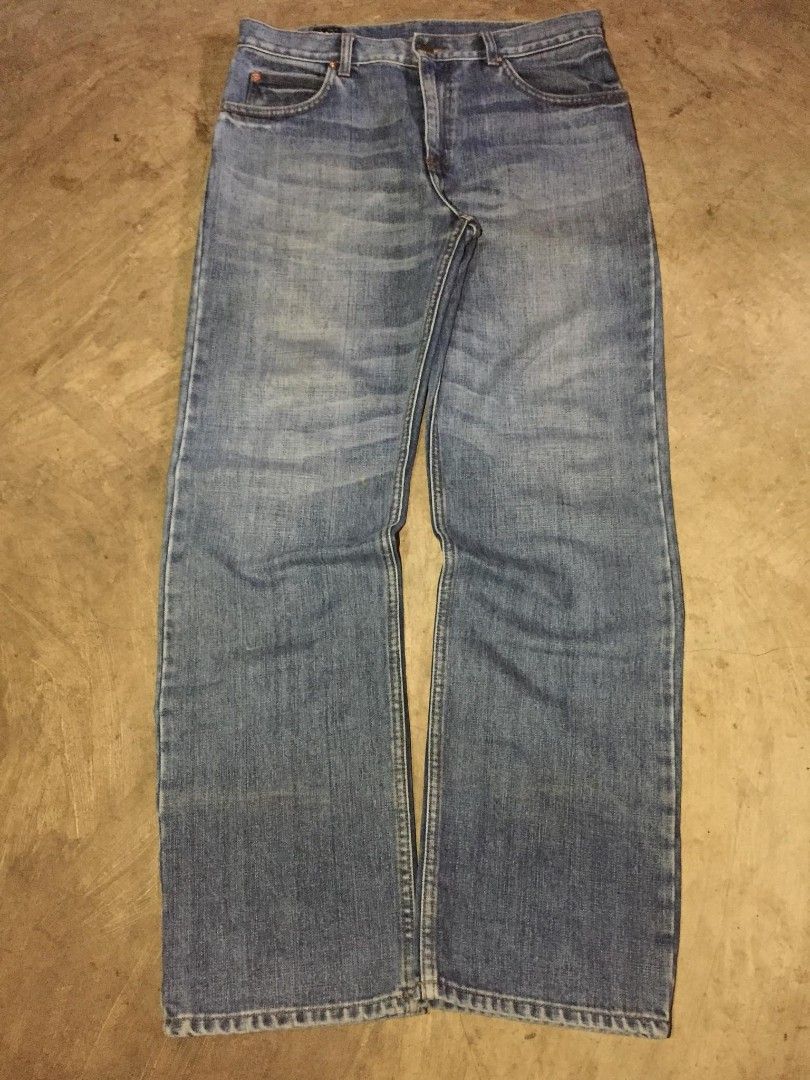Lee Jeans - Blue Denim - Straight Leg (Category: Activewear) located in Calabanga. Submitted by oc_drip_ph. (Listing ID 1460101315, Image 1). Description: - Classic blue denim jeans from Lee - Straight leg cut - Button and zip closure - Two front pockets and two back pockets - Slightly faded wash for a vintage look - Ideal for everyday wear.