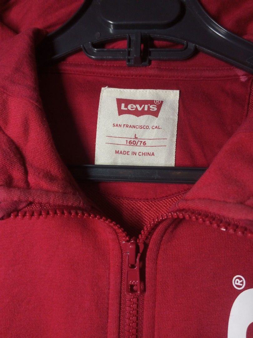 Levi's Jacket (Category: Coats, Jackets and Outerwear) located in Taguig. Submitted by bimbyanche19839 (Listing ID 1459948357, Image 3). Description: Levi's Tshirt Bat Logo Size Large Width: 22 Length: 28 Color Rate 9.5 Good Condition Issue: Cut Washtag 🏷️300php Plus Shipping 📍Taguig Loc.