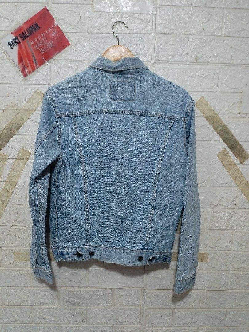 Levi's Jeans Trucker Jacket Light Wash (Category: Coats, Jackets and Outerwear) located in Davao. Submitted by salupannino2016-98573 (Listing ID 1460048914, Image 3). Description: LEVI'S MEN'S TRUCKER DENIM JACKET SMALL ON TAG WIDTH..19 LENGTH..25 SLIGHTLY USED 2500/FREESHIP TNCX ADMIN..😊.