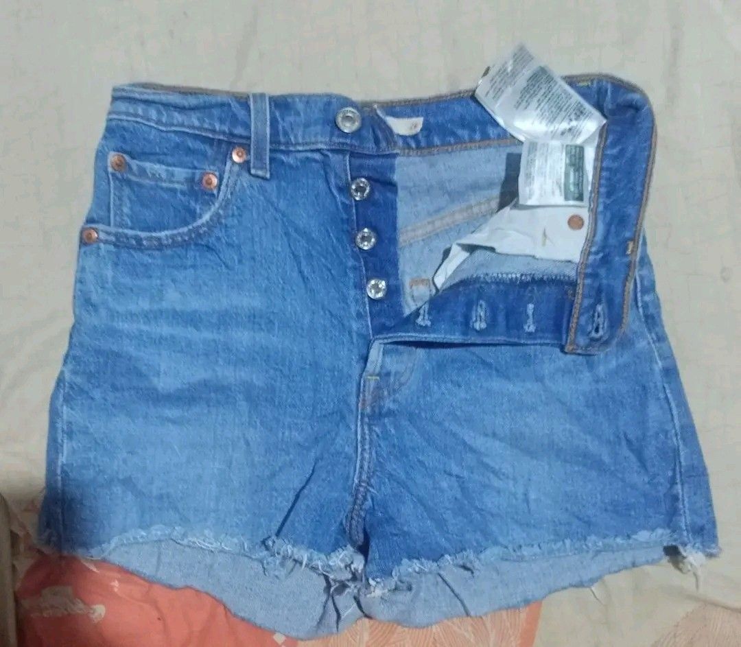 Levis Ribcage big E (Category: Shorts) located in San Carlos City. Submitted by apyogone (Listing ID 1460083021, Image 2). Description: Levis Big E Ribcage Micro short Dimes Waistline 26 L 12 H 10 Excellent condition.