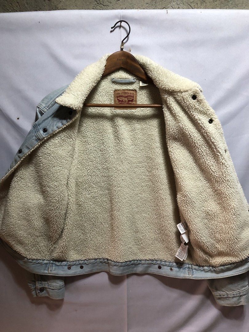 Levi's sherpa trucker jacket (Category: Coats, Jackets and Outerwear) located in Cagayan de Oro. Submitted by kennymiiiiii (Listing ID 1459943246, Image 3). Description: 21*25 No issue Need wash From NYC.