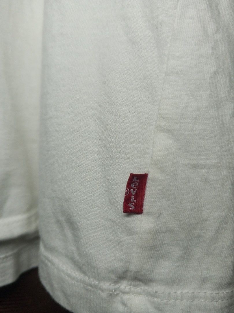 Levi's Tshirt (Category: Tshirts & Polo Shirts ) located in Taguig. Submitted by bimbyanche19839 (Listing ID 1459947748, Image 3). Description: Levi's Tshirt Bat Logo Size Large Width: 22 Length: 28 Color Rate 9.5 Good Condition Issue: Cut Washtag 🏷️300php Plus Shipping 📍Taguig Loc.