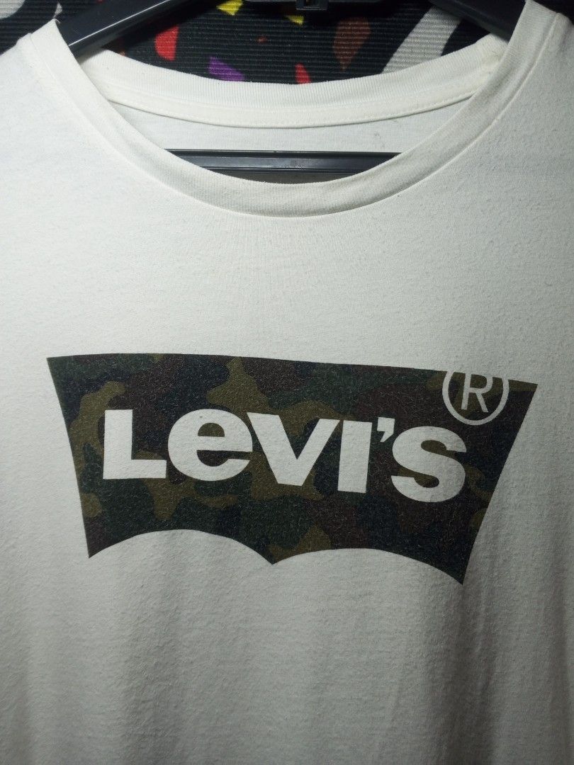 Levi's Tshirt (Category: Tshirts & Polo Shirts ) located in Taguig. Submitted by bimbyanche19839 (Listing ID 1459947748, Image 2). Description: Levi's Tshirt Bat Logo Size Large Width: 22 Length: 28 Color Rate 9.5 Good Condition Issue: Cut Washtag 🏷️300php Plus Shipping 📍Taguig Loc.