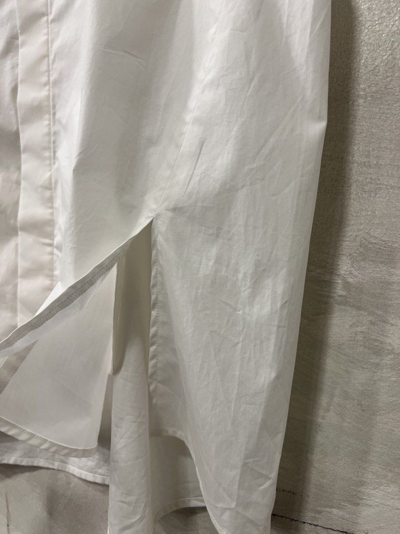 Licht Bestreben Utility Inner Shirt (Category: Sets & Coordinates) located in Manila. Submitted by -handpick- (Listing ID 1459948534, Image 3). Description: This is a white sleeveless shirt vest from Licht Bestreben featuring distinct structural paneling down the front. -Free size Dimensions : Length: 30 to 32 inches Width: 28 inches Shoulder : 22 inches Sign of wear in good condition .