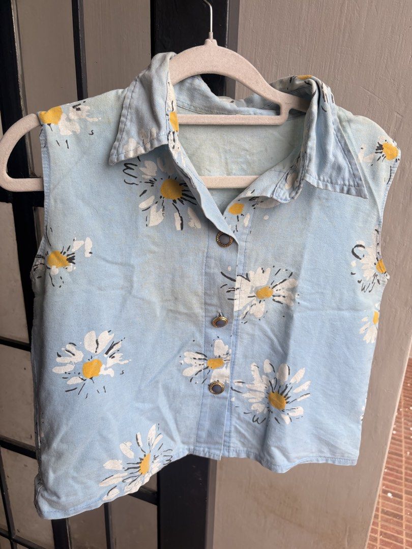 Light Blue Daisy Print Sleeveless Collared Shirt (Category: Shirts) located in Cainta. Submitted by declutteringprelovedbyzelle (Listing ID 1459984065, Image 1). Description: - Light blue sleeveless shirt - Adorable all-over daisy print .