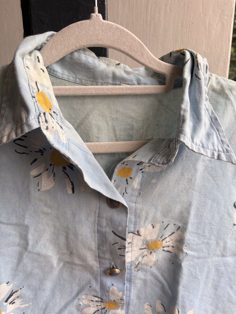 Light Blue Daisy Print Sleeveless Collared Shirt (Category: Shirts) located in Cainta. Submitted by declutteringprelovedbyzelle (Listing ID 1459984065, Image 3). Description: - Light blue sleeveless shirt - Adorable all-over daisy print .