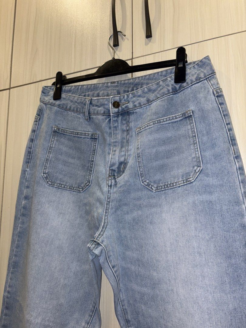 Light Wash Square Pocket Jeans - Midsize (Category: Jeans) located in Antipolo. Submitted by maiplus (Listing ID 1460074075, Image 2). Description: SHEIN Square Pocket Jeans (1XL) Waist - 34in Hips - 44in Length - 39in 📍 Antipolo City.