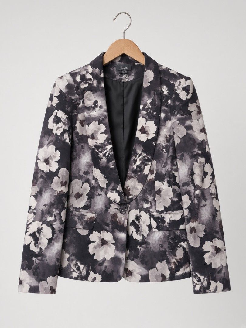 Lightweight Corporate/Event Lightweight Blazer By-FOR ME (Category: Coats, Jackets and Outerwear) located in Las Pinas. Submitted by outerwearsmanila (Listing ID 1460042937, Image 3). Description: Women Corporate/Events Blazer New Brand -For Me Small women True to size Lightweight Details Pattern & Color: hibiscus flower motif in a grayscale palette containing black, white, charcoal, and cool grey.Neckline. Classic notched lapel.Closure: Front ce