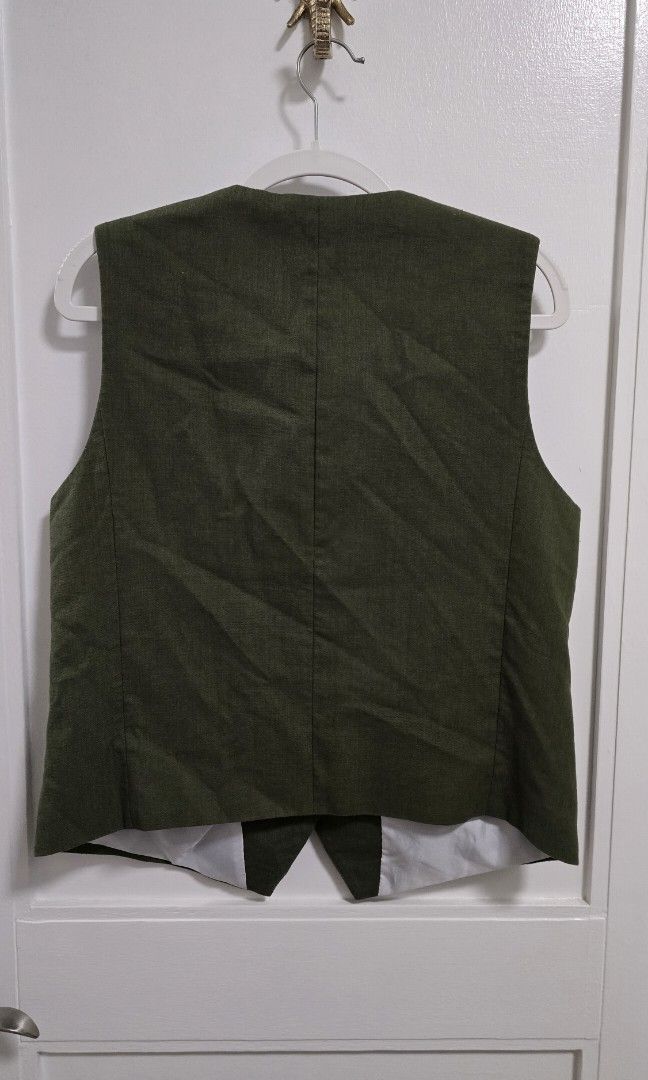 Linen Vest (Category: Coats, Jackets and Outerwear) located in Taguig. Submitted by c_rivera (Listing ID 1459934879, Image 2). Description: korean brand. linen and lined. fits medium to semi L.