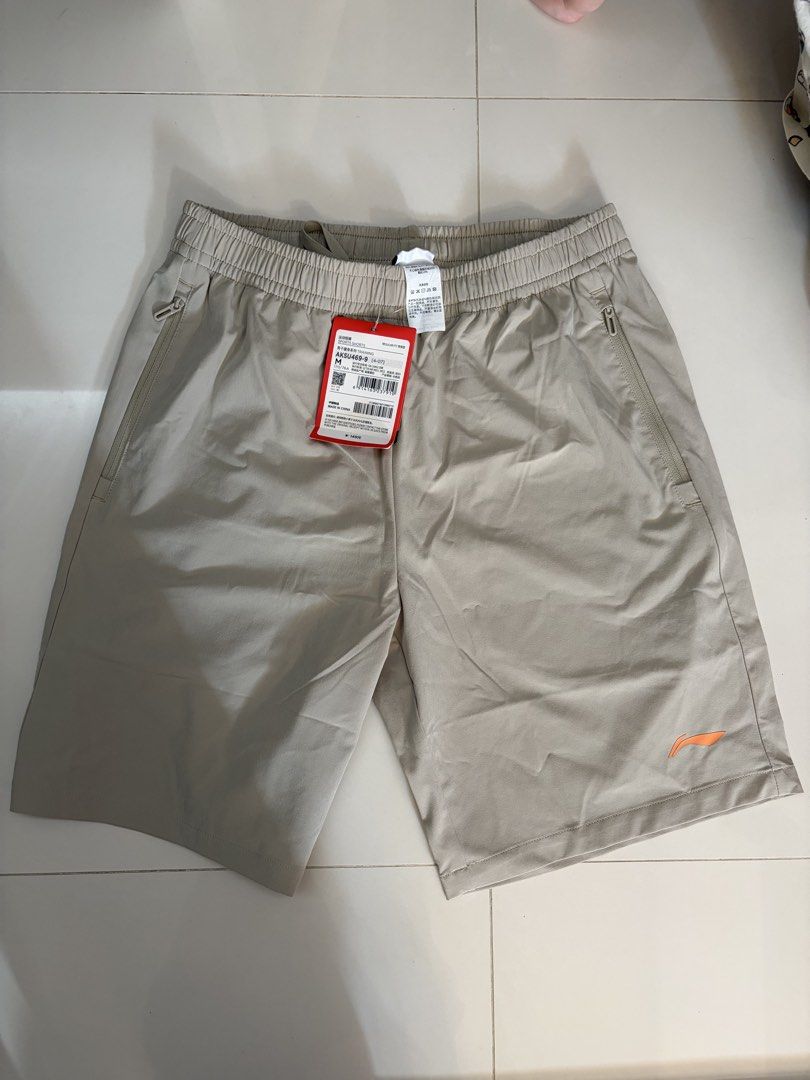 Li-Ning Men's Training Shorts M Beige AKSU469-9 （分類：短褲）位於 Hong Kong。 由 jj1026 提交（商品編號 1460001576，圖片 1）。簡介： Li-Ning men's sports shorts. Size M. Colour is a light beige. Good for training or casual wear. Has pockets with zippers. Original price ¥149. Still has tags attached.。