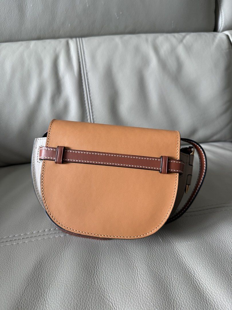Loewe 經典 Gate 迷你斜孭袋 （分類：手袋及銀包）位於 Hong Kong。 由 greeenmomo 提交（商品編號 1459977711，圖片 3）。簡介： 2022年海港城loewe購入 有單 有盒 有塵袋 用過5次都無 望落全新一樣。