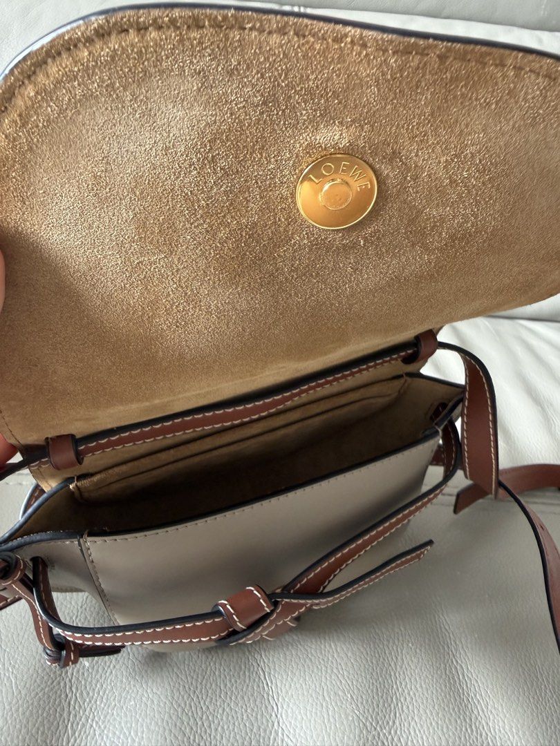Loewe 經典 Gate 迷你斜孭袋 （分類：手袋及銀包）位於 Hong Kong。 由 greeenmomo 提交（商品編號 1459977711，圖片 2）。簡介： 2022年海港城loewe購入 有單 有盒 有塵袋 用過5次都無 望落全新一樣。