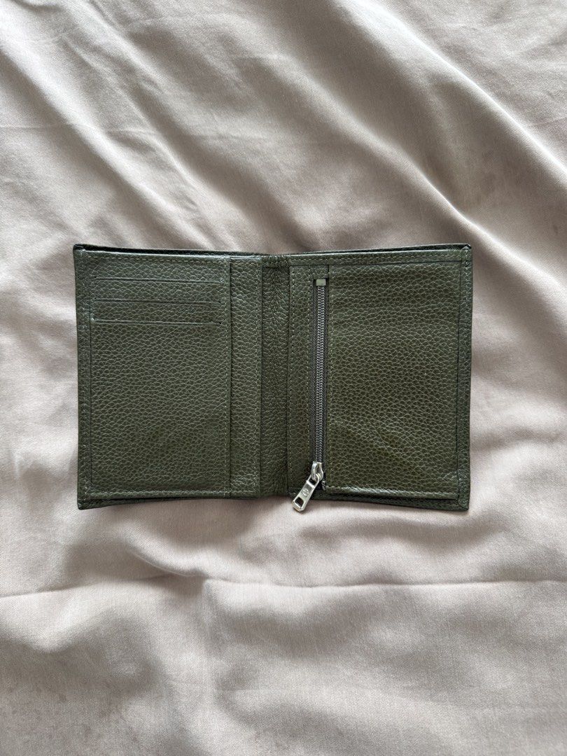 Longchamp Green Leather Bifold Wallet (Category: Luxury Bags & Wallets) located in Cebu City. Submitted by takeitfrom.me (Listing ID 1459946205, Image 2). Description: - Authentic Longchamp green leather bifold wallet - Textured pebble leather finish - Compact and pocket-friendly design - Classic and simple style - Ideal for everyday use.