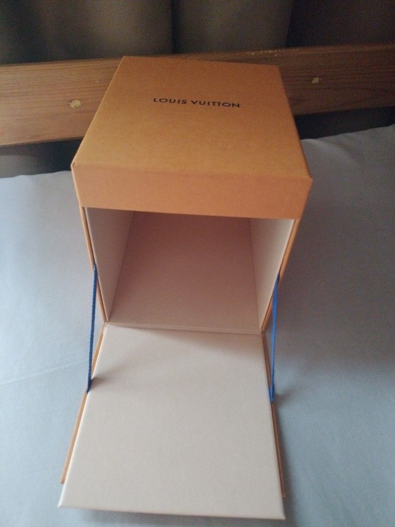 Louis Vuitton (Category: Luxury Accessories) located in Makati City. Submitted by cyluxxeshop (Listing ID 1459918457, Image 2). Description: 👍🏿Louis Vuitton small box 👍🏿height -5 inches 👍🏿length-4.5 inches 👍🏿 width -5.5 inches 👍🏿mode of payment gcash 👍🏿negotiable 👍🏿+sf.