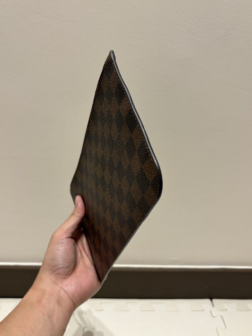 Louis Vuitton Damier Ebene Neverfull Pouch (Category: Luxury Bags & Wallets) located in Pasig City. Submitted by ivanvibal (Listing ID 1460030135, Image 3). Description: Good as new Meet up transaction only.