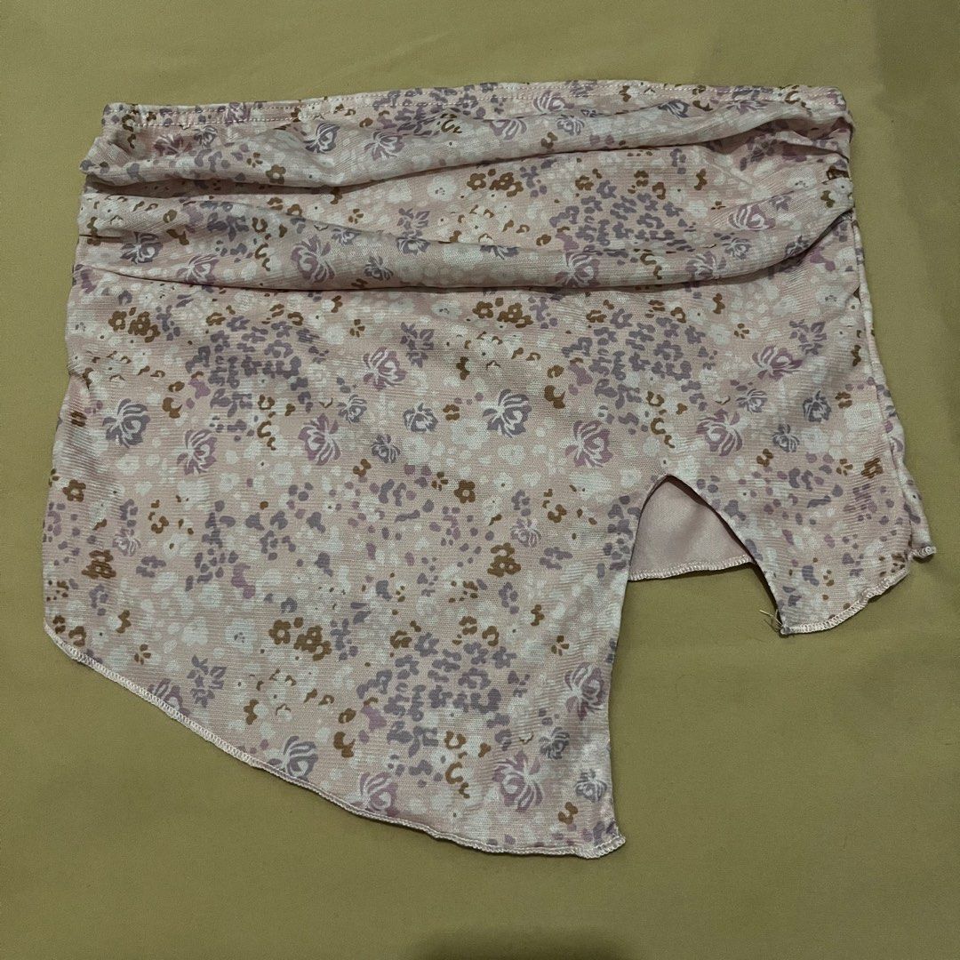 Lovito Tube Top (Category: Sleeveless) located in Manila. Submitted by yenprelovedclothes (Listing ID 1459913827, Image 3). Description: No when worn Lovito Brand Medium on tag but can fit S-Semi Med No pouch Used once 🖇️Meetup SM Light Mall, Mandaluyong 🖇️Pickup via lalamove. Delivery fee will be shouldered by the buyer.