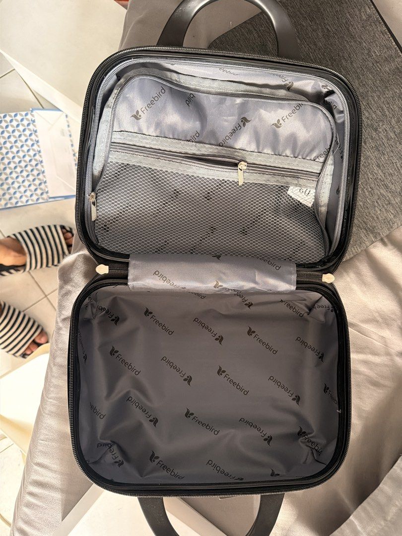 Luggage top bag (Category: Camera Bags & Carriers) located in Manila. Submitted by ellede32655 (Listing ID 1459972467, Image 3). Description: Can be attached to the handle of luggages.