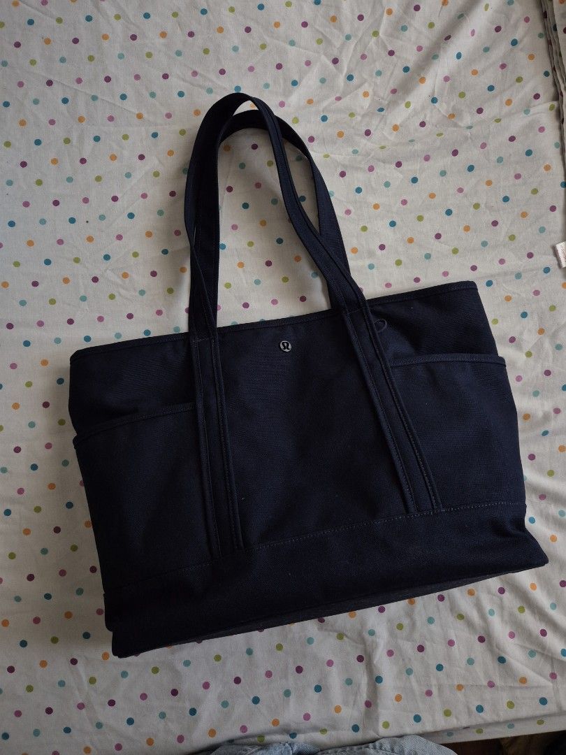 Lululemon Daily Multi-Pocket Tote Bag 18L (Category: Tote Bags) located in Las Pinas. Submitted by katdideles (Listing ID 1459913544, Image 3). Description: -used only for a week as an office bag -rfs: canvas bag is a little heavy for me -includes a large lululemon shopping tote -item is in pristine condition. zero issues. -shipping from las pinas / makati.